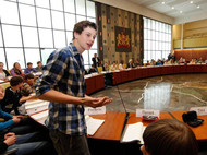 Schüler im Ratssaal