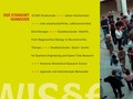 Teilnehmer eines Workshops stellen sich um einen fiktiven Mittelpunkt auf.