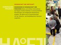Besucherführung durch eine Werkshalle. EIn Mann erklärt. Die Zuhörer bilden einen Kreis.