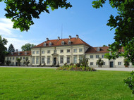 Ein älteres Gebäude von außen fotografiert.