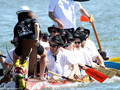 Rudernde Menschen in einem Dracheboot