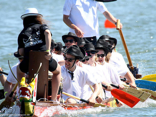 Rudernde Menschen in einem Dracheboot