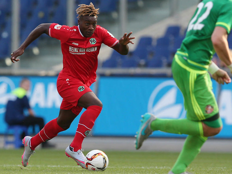 Fußballspieler von Hannover 96 in Spielsituation.