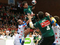 Handballspieler beim Torwurf
