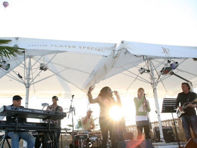 Band auf Bühne