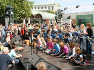 Kinder musizieren auf Bühne vor Publikum
