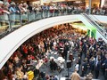 Musiker mit Publikum in Einkaufszentrum