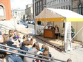 Musiker in Pavillon vor Publikum