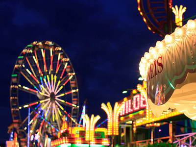 beleuchtetes Riesenrad und Schützenfestatmosphäre bei Nacht