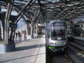 Stadtbahn an eine modernen Haltestelle.
