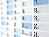 Ein Wandkalender in den Farben blau und weiß, auf dem fünf spalten mit Tagen zu sehen sind.