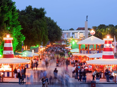 Blick auf die hell erleuchtete Promenade am Nordufer
