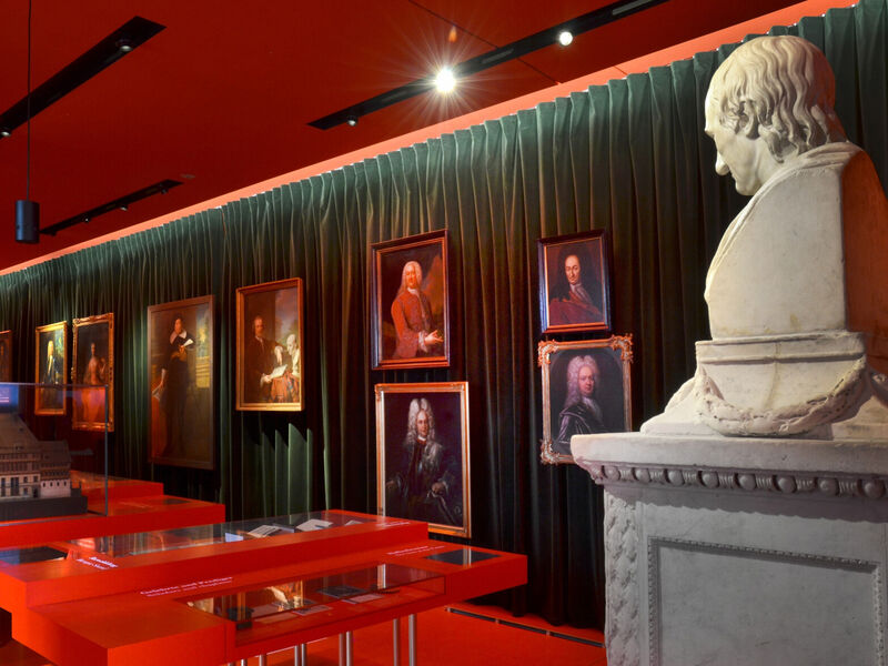 View into the baroque wing of the Herrenhausen Palace Museum, a bust of Leibniz in the foreground.