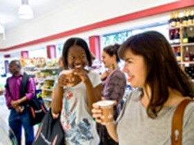 Zwei junge Frauen trinken fair gehandelten Kaffee