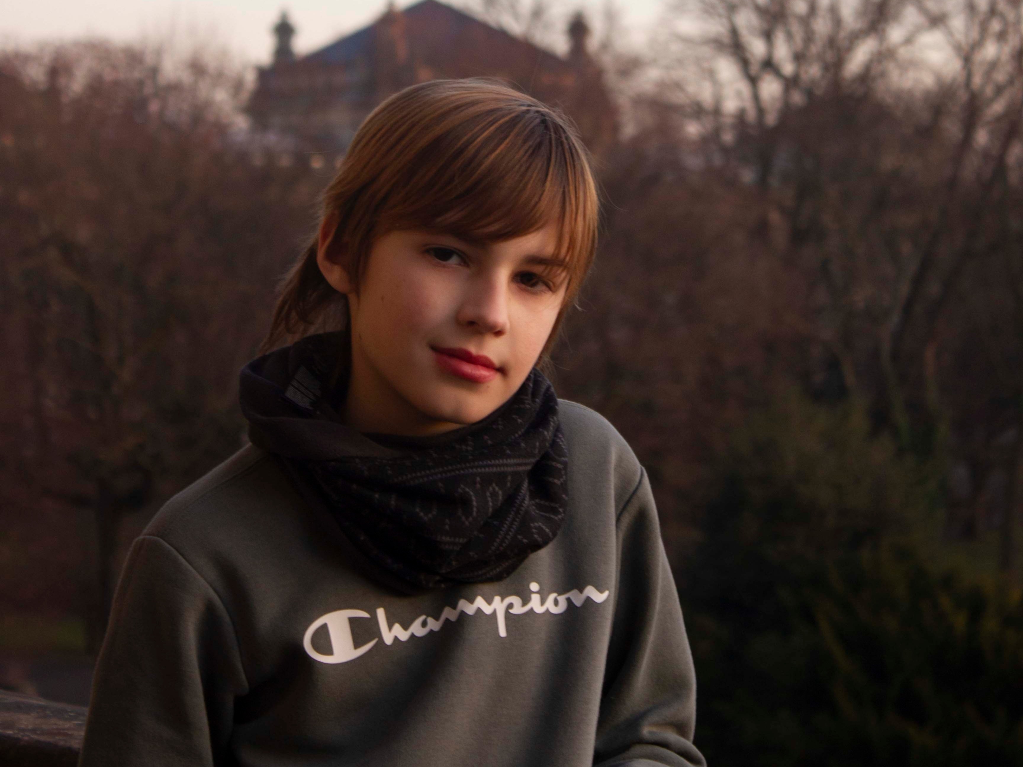 Ein Junge schaut in die Kamera.