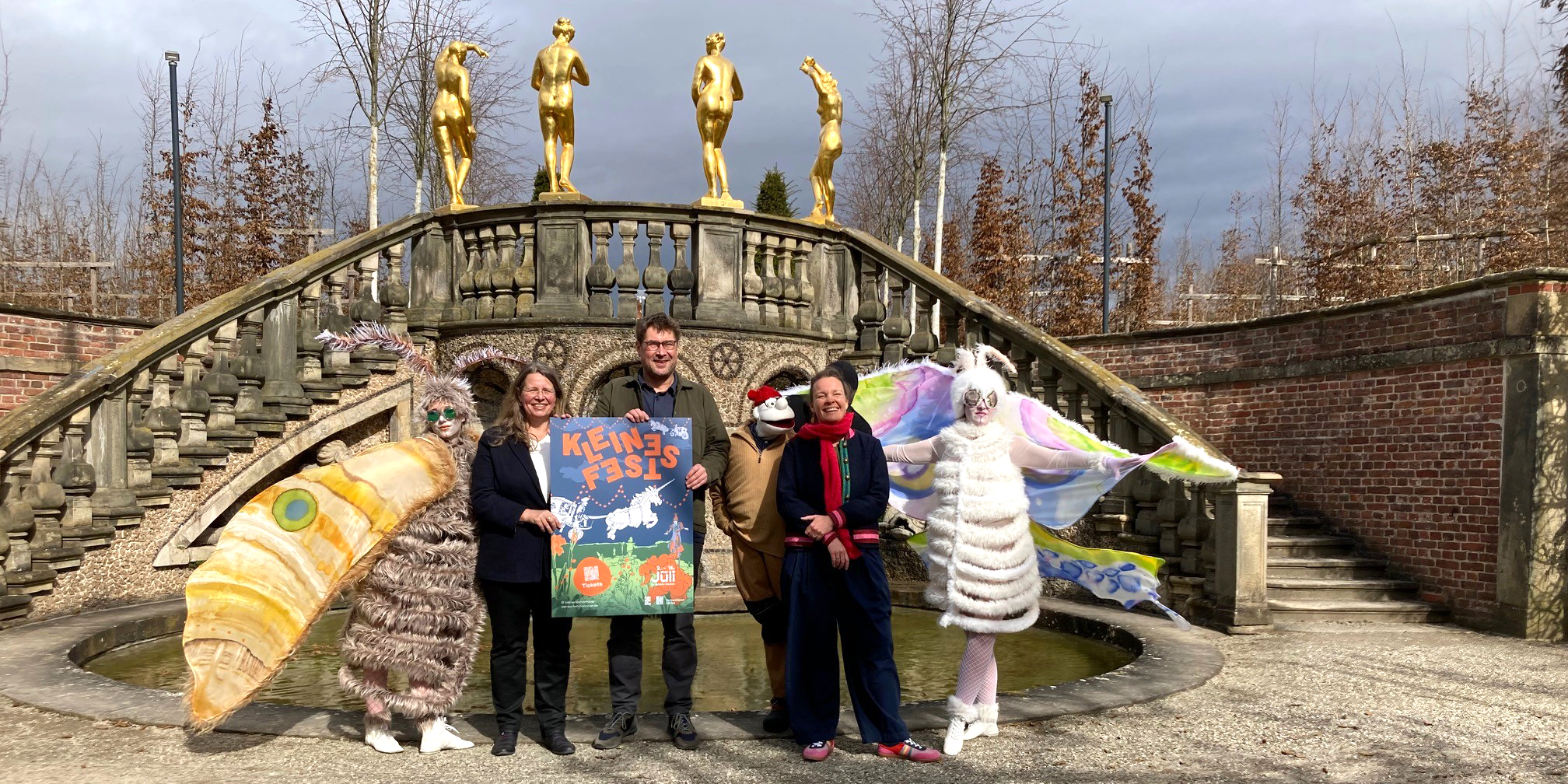 Im Rahmen eines Pressegespr&auml;chs in den Herrenh&auml;user G&auml;rten stellten Prof. Dr. Anke Seegert, Direktorin der Herrenh&auml;user G&auml;rten, DESiMO, der K&uuml;nstlerische Leiter des Kleinen Fests, Bildungs- und Kulturdezernentin Eva Bender sowie die K&uuml;nstler Herr Momsen (in der Mitte) und das TraumTanzTheater (rechts und links) das neue Programm vor. (v.l.n.r.).