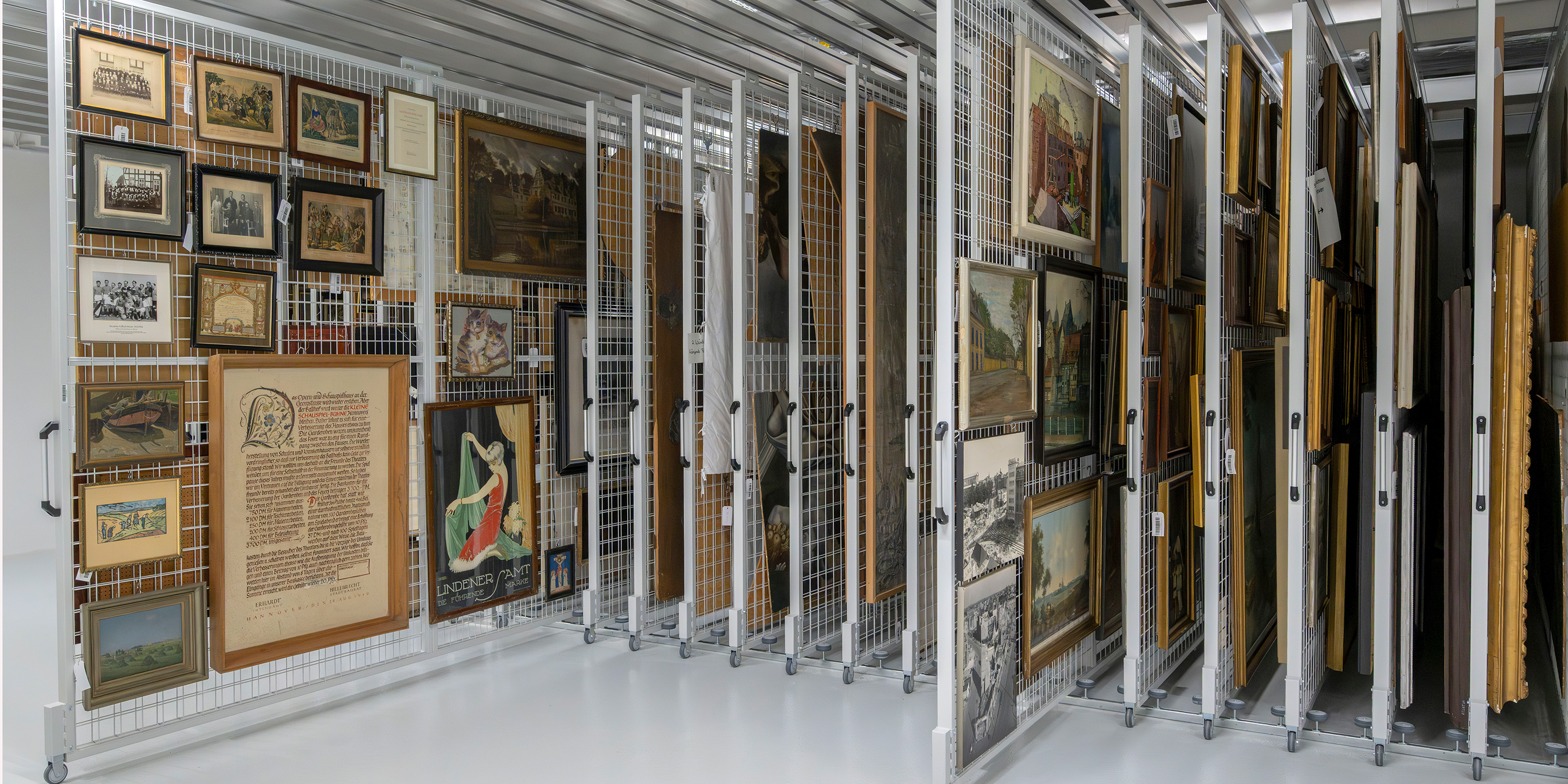 Auf rund 21.000 Quadratmetern beherbergt das Sammlungszentrum das &ouml;ffentlich zug&auml;ngliche Stadtarchiv sowie Depotfl&auml;chen f&uuml;r die Museen f&uuml;r Kulturgeschichte.