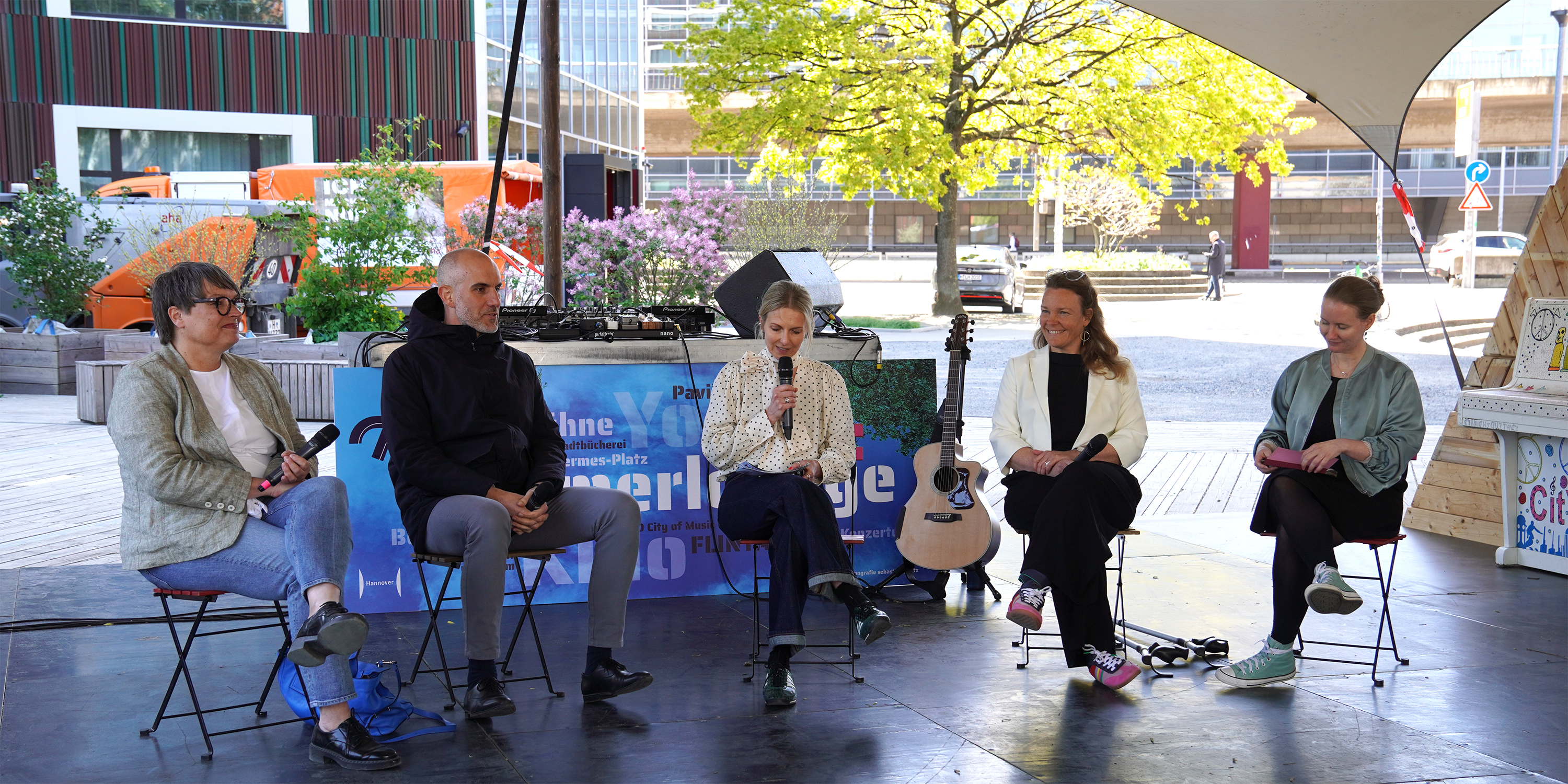 Talk mit Oberb&uuml;rgermeister Belit Onay, Sozialdezernentin Sylvia Bruns, Bildungs- und Kulturdezernentin Eva Bender und der st&auml;dtischen Gleichstellungsbeauftragten Luisa Arndt.