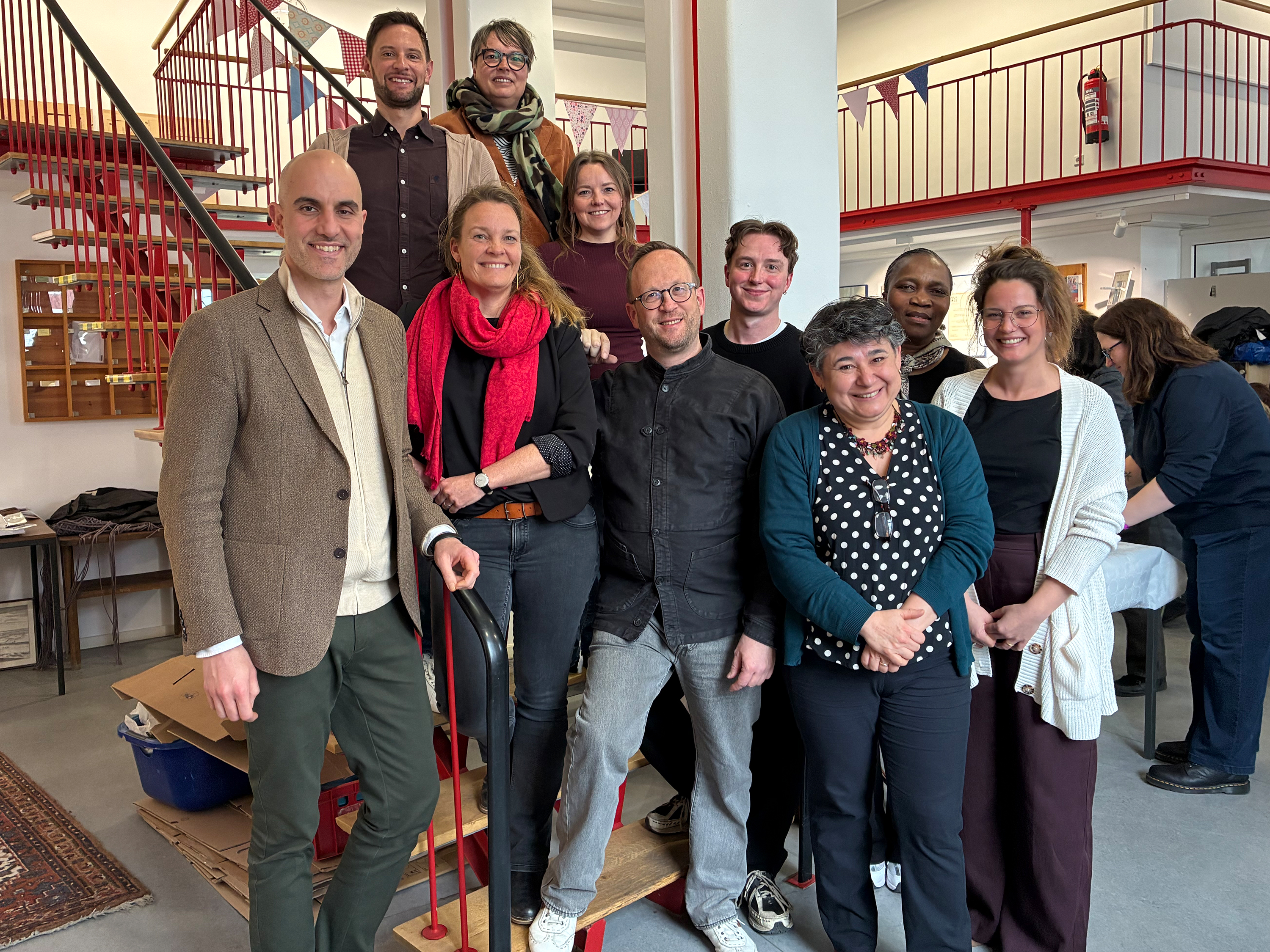 Pressetermin im StadtGemeinschaftsHaus Nord zum Soft-Opening: Oberb&uuml;rgermeister Belit Onay, Sozialdezernentin Sylvia Bruns, Kultur- und Bildungsdezernentin Eva Bender, Direktor der Stadtbibliothek Prof. Dr. Thomas Becker und Mitarbeitende.