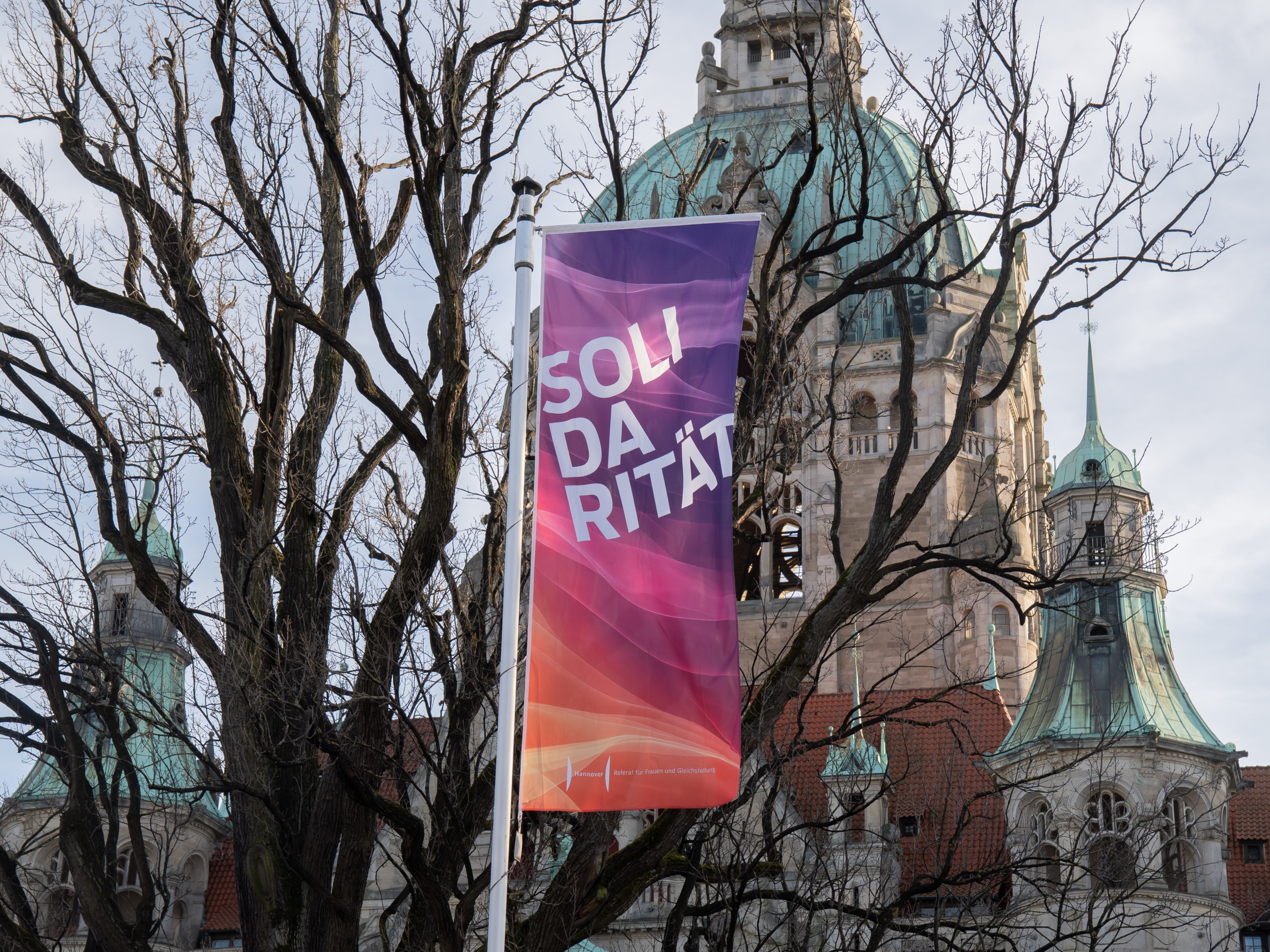 Eine Flagge weht vor einem Geb&auml;ude.