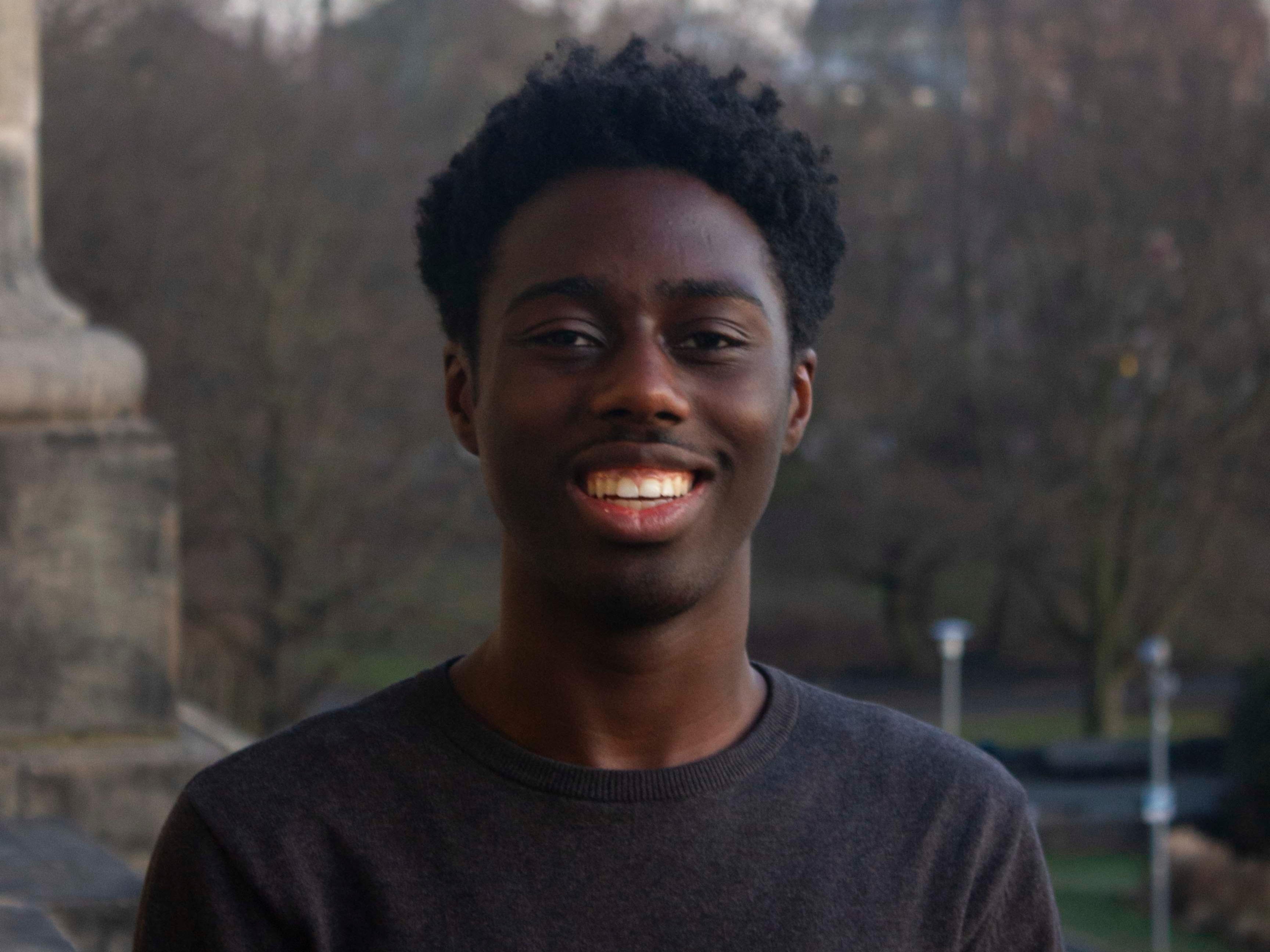 Auf dem Bild ist ein junger Mann zu sehen.