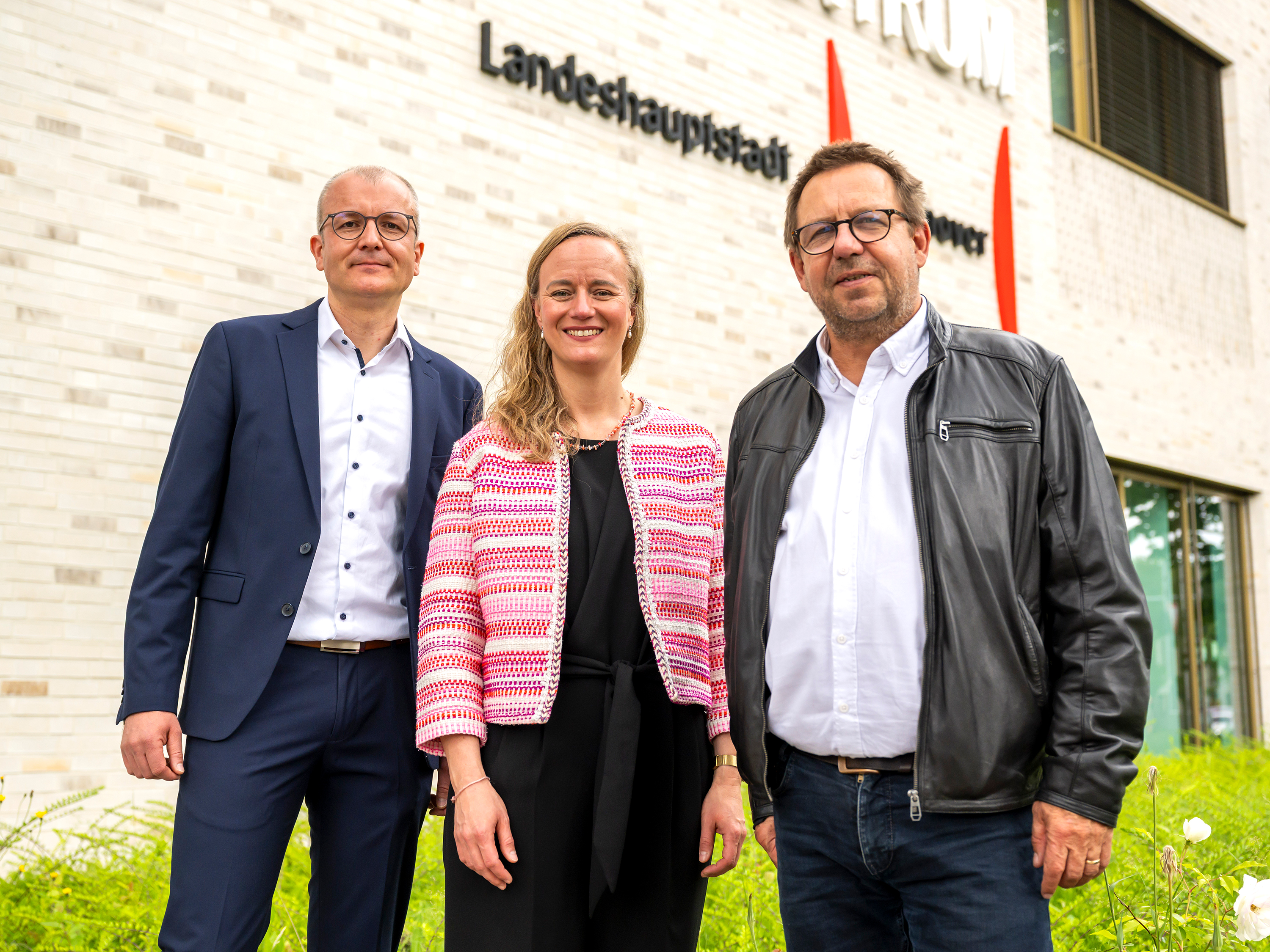 v.l.n.r.: Dr. Carsten St&uuml;hring (Direktor Stadtarchiv), Anne Gemeinhardt (Direktorin der Museen f&uuml;r Kulturgeschichte), Dr. Reinhard Spieler (Direktor Sprengel Museum).