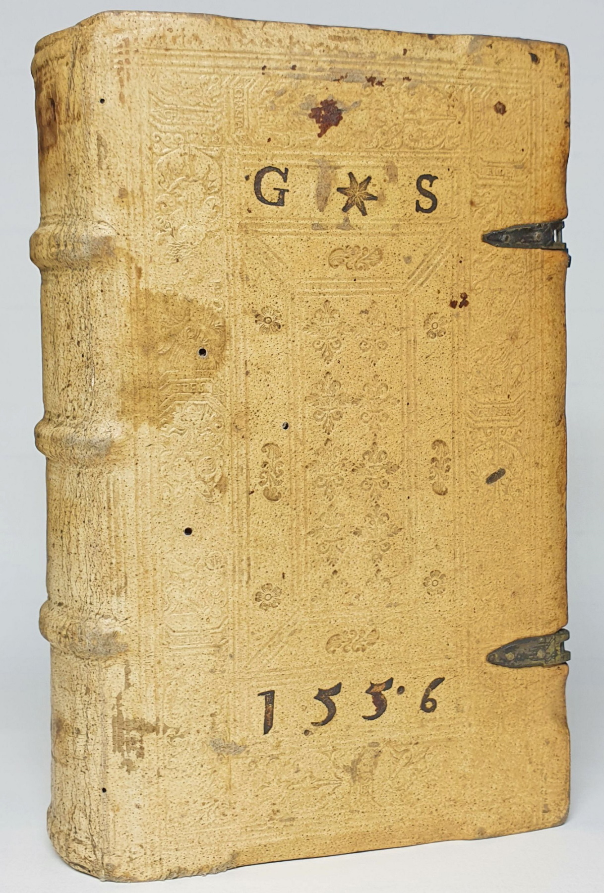 Einband mit Supralibros „G S“ und Jahreszahl „1556“