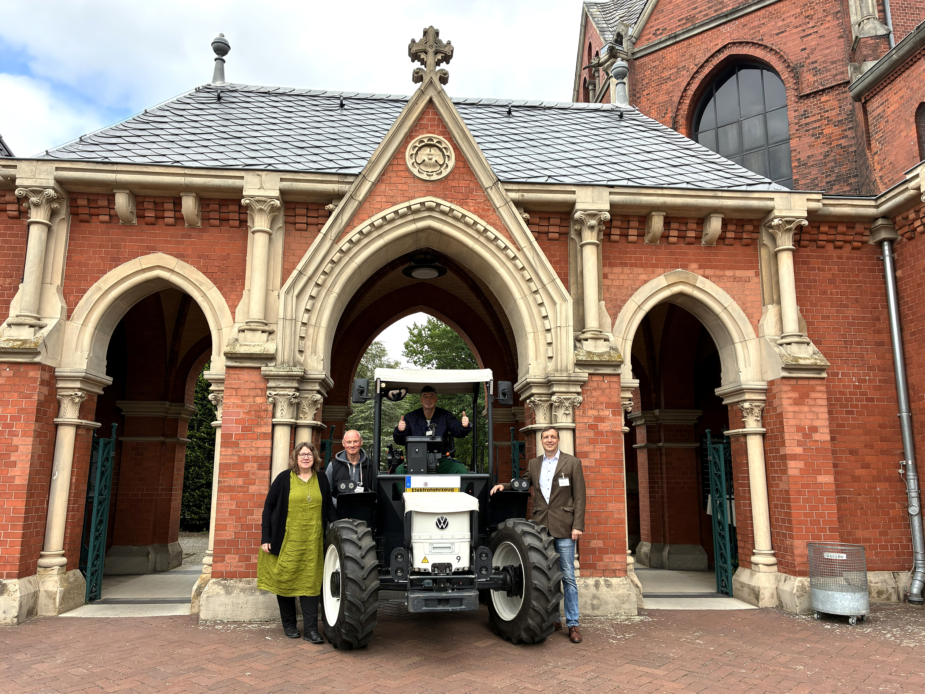 Wirtschafts- und Umweltdezernentin Anja Ritschel, Axel Remmert (Betriebsleiter Stadtfriedhof St&ouml;cken), Harry Kunze (Stadtfriedhof St&ouml;cken) und Holger Lange (Volkswagen AG, Group Innovation, Handlungsfeldleiter Sustainable Business Innovation) mit dem e-Traktor, der noch bis Ende Juni auf dem Stadtfriedhof St&ouml;cken von den Kolleg*innen getestet wird.