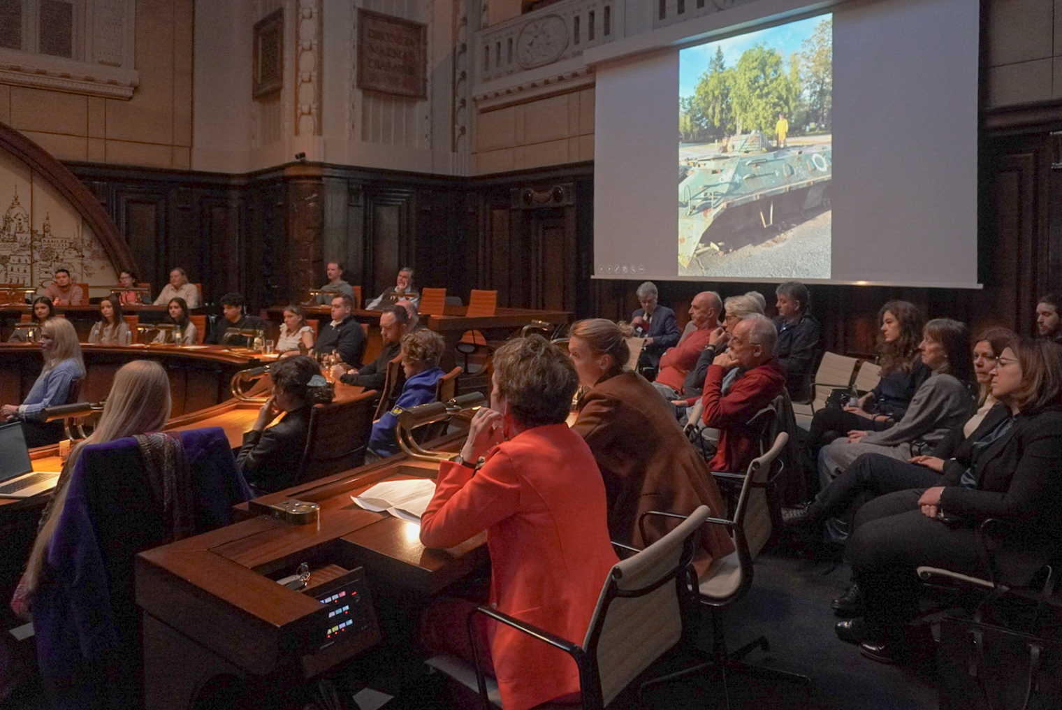 Menschen in einem Saal