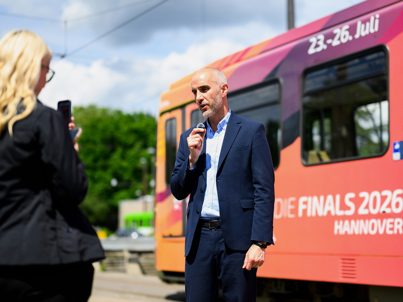 Oberb&uuml;rgermeister Belit Onay im Interview beim Pressetermin am 10. Juni bei der Vorstellung der Finals 2026 "Hannover-Stadtbahn".