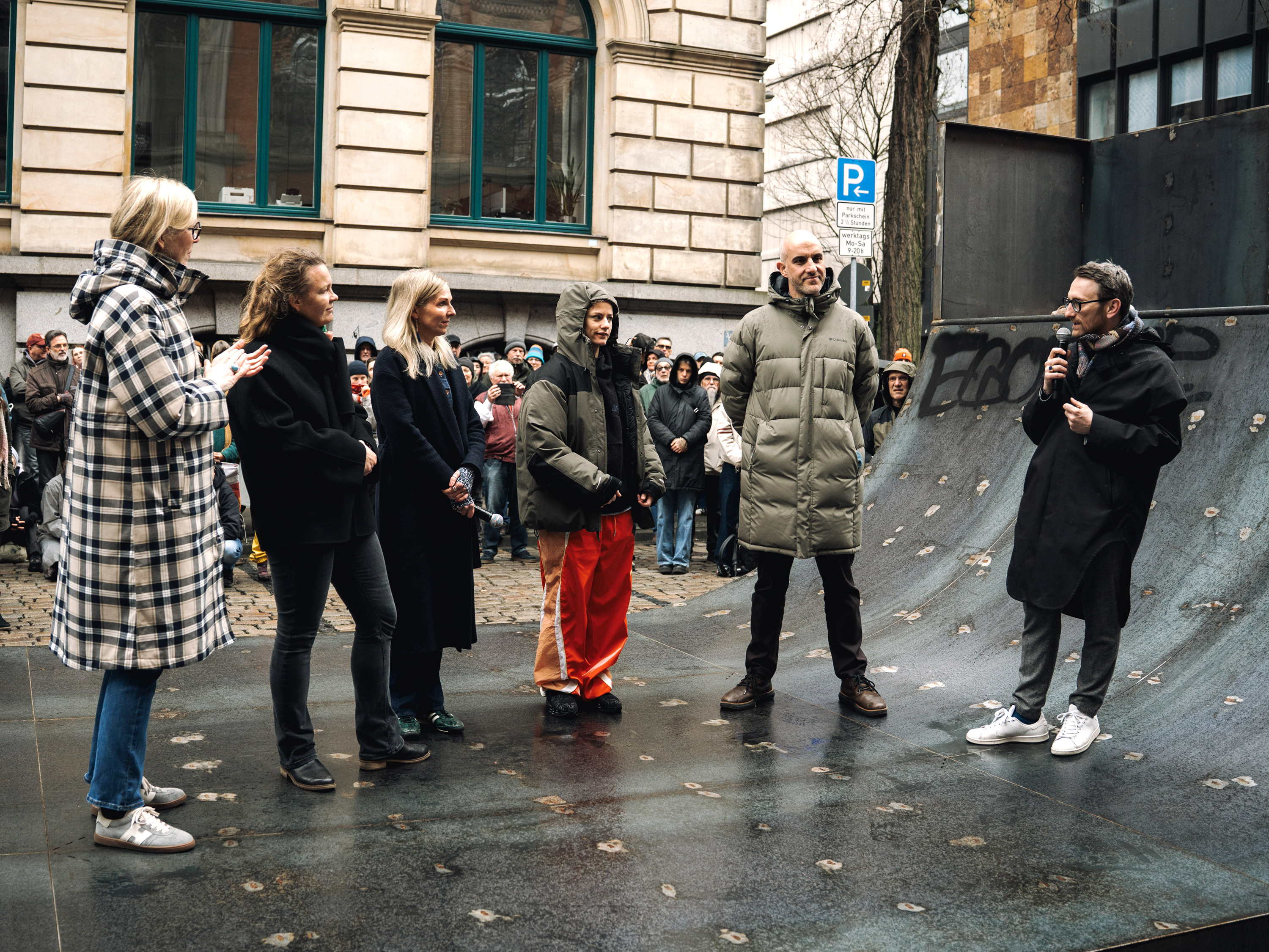 Kerstin Berghoff-Ising, Vorst&auml;ndin der Sparkasse Hannover, Kulturdezernentin Eva Bender, Melanie Botzki, Stabstelle Kulturmanagement, K&uuml;nstlerin Florentine Holzinger, Oberb&uuml;rgermeister Belit Onay, Christoph Platz-Gallus, Direktor des Kunstvereins Hannover.