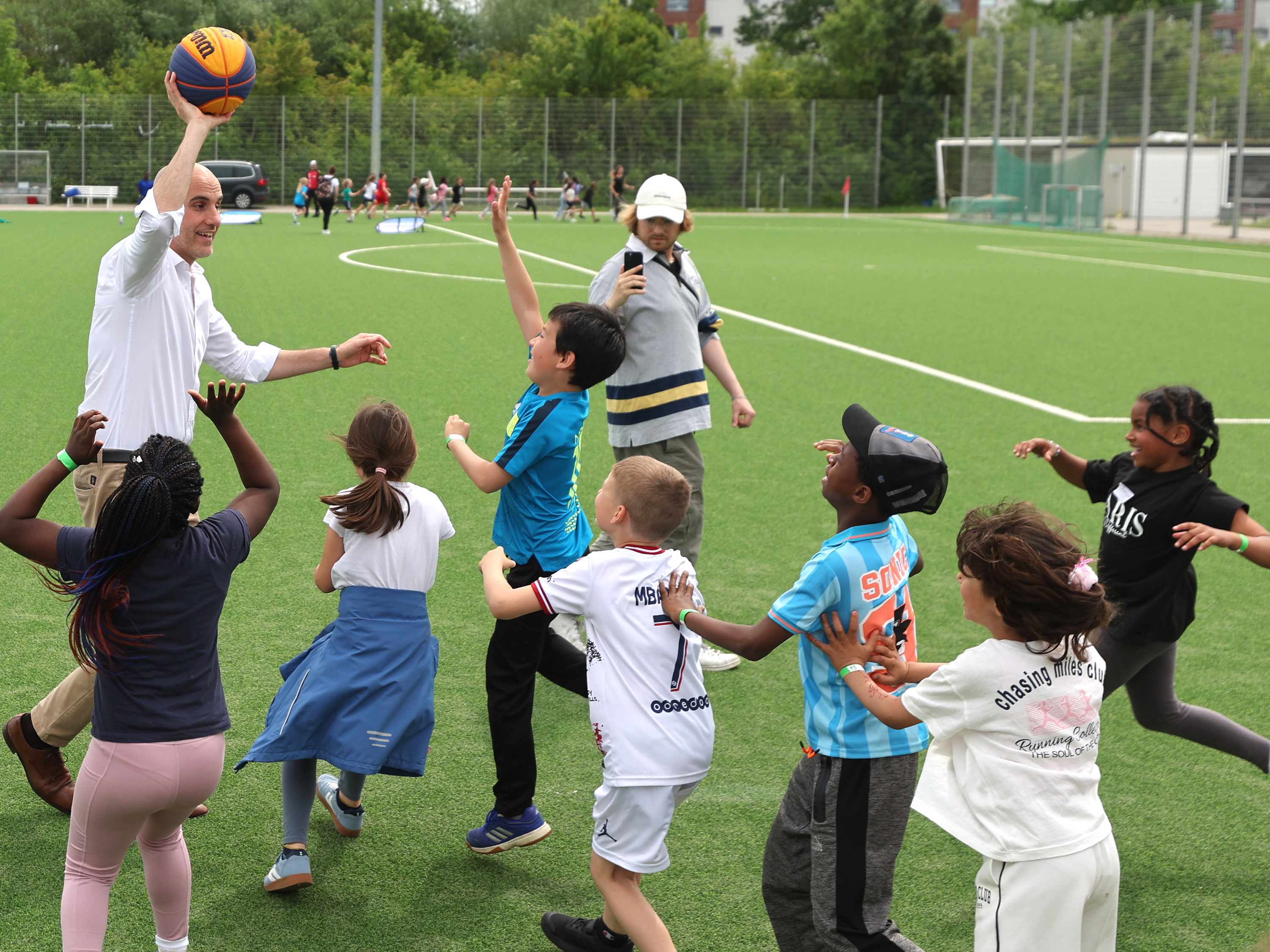 Im Stadion konnten die Kinder zahlreiche Sportarten ausprobieren - begleitet von Oberb&uuml;rgermeister Belit Onay der selbst aktiv wurde.