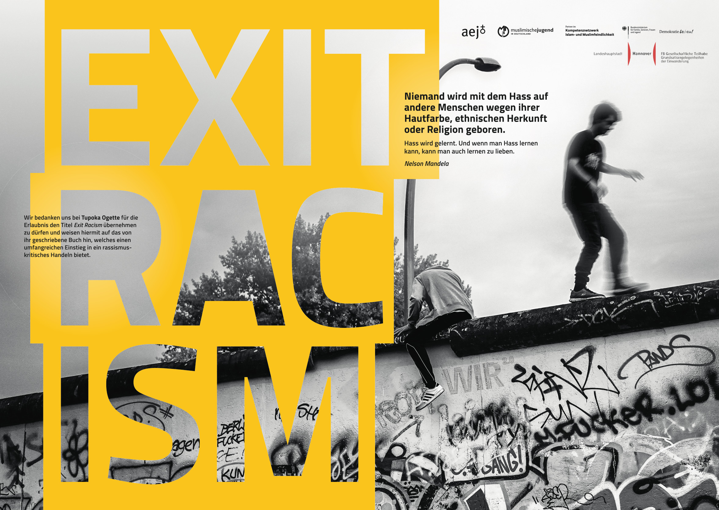 Ein Poster. Das Hintergrundbild zeigt eine Mauer Mit Graffiti. Auf der Mauer zwei Personen. Eine sitzt, die ander geht. Das Bild ist in Graustufen dargestellt. Im Vordergrund auf der linken Bildh&auml;lfte in einem gelben Rahmen die Worte "EXIT RACISM".