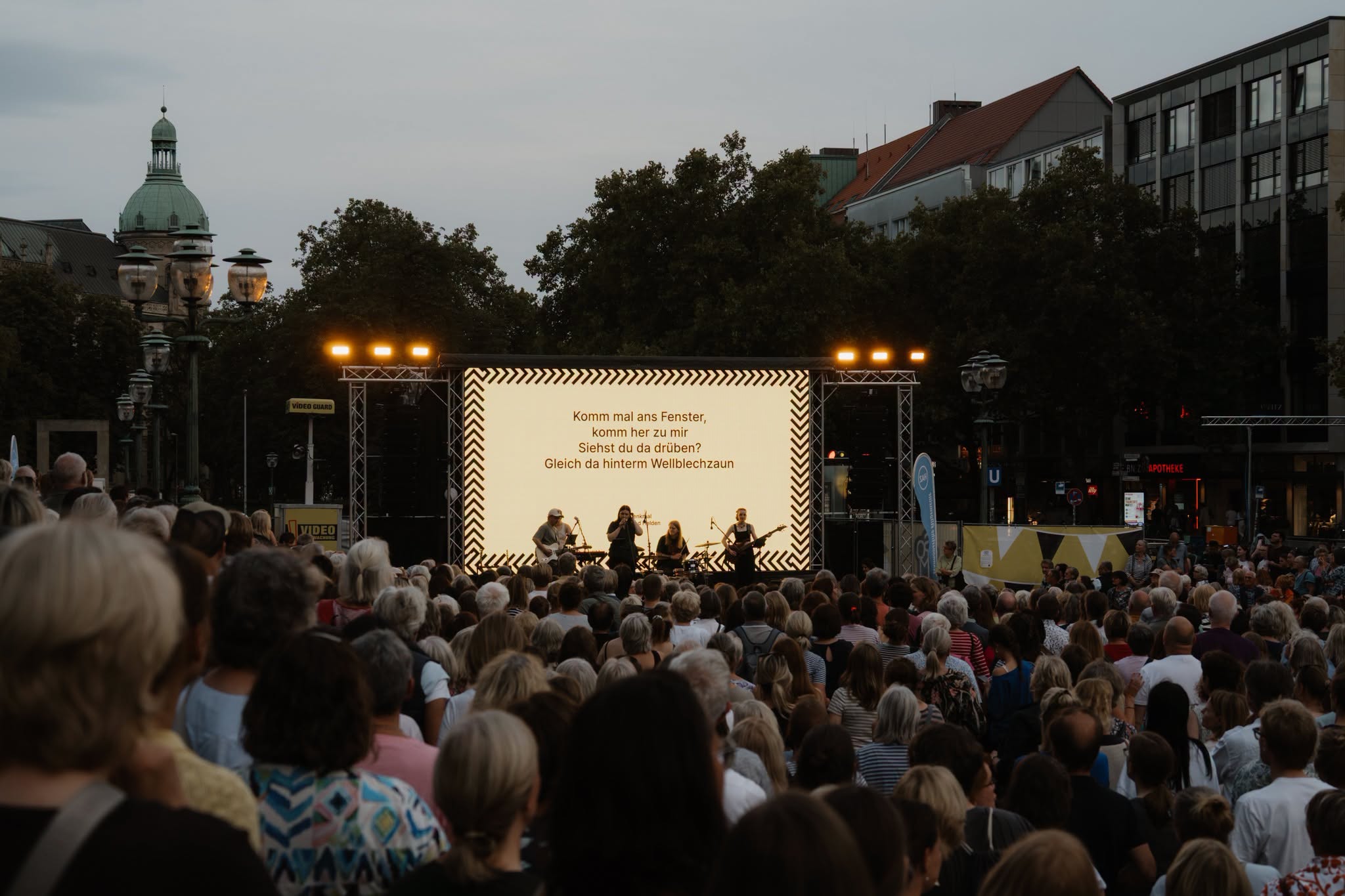 Kultur unter freiem Himmel: Zahlreiche Besucher*innen entdeckten neue K&uuml;nstler*innen und besondere Formate und genossen das vielf&auml;ltige Konzertprogramm kostenlos.