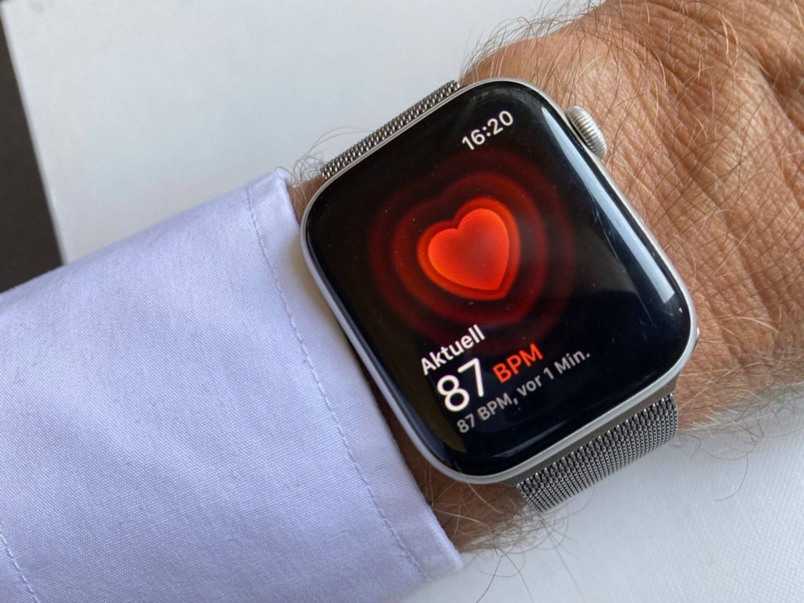 Fitnessuhr an einem Handgelenk