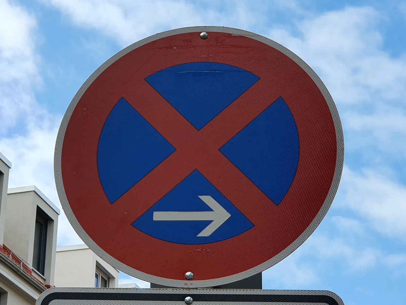 Nahaufnahme eines Haltverbotsschildes