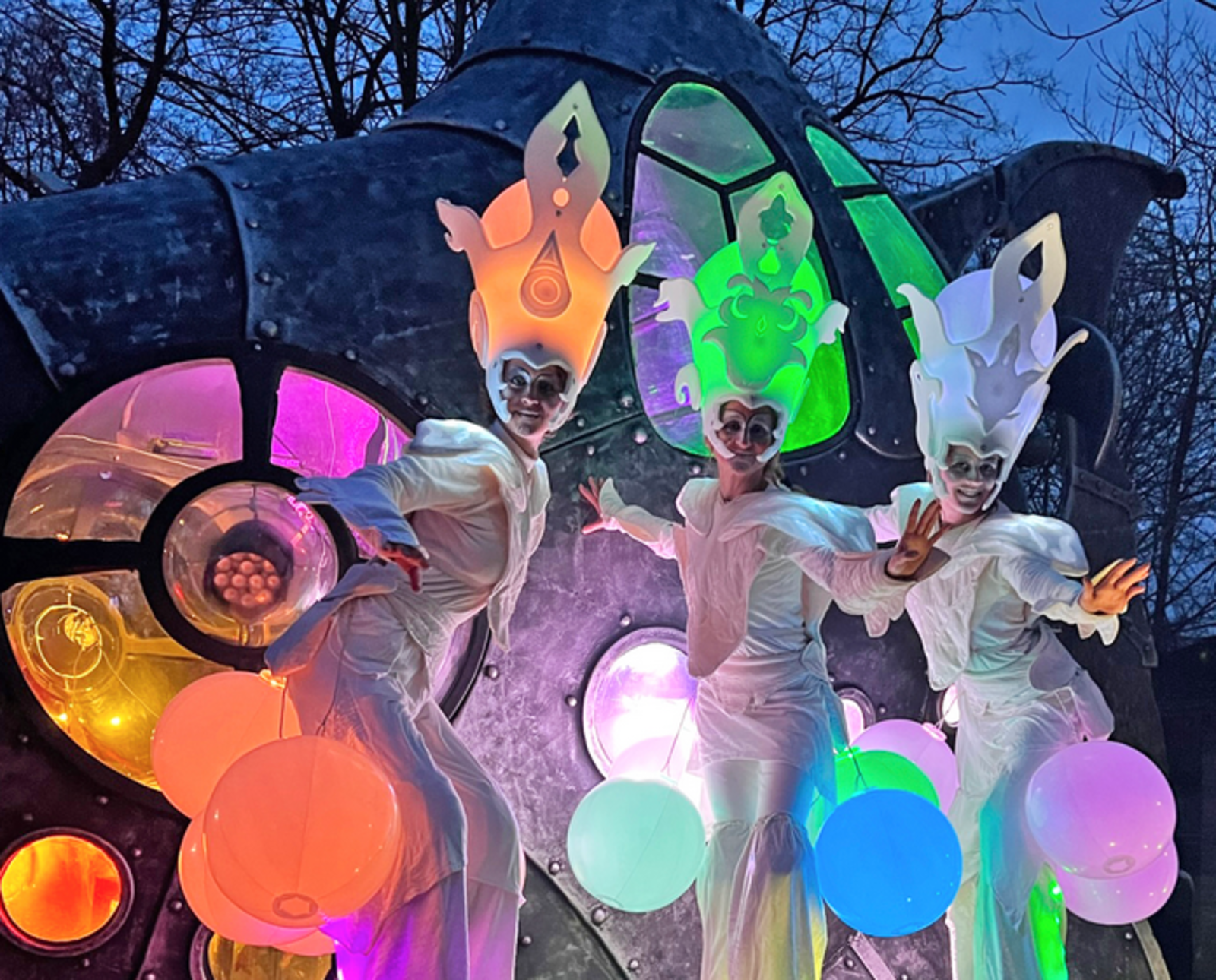 3 leuchtende Wesen lächeln in die Kamera