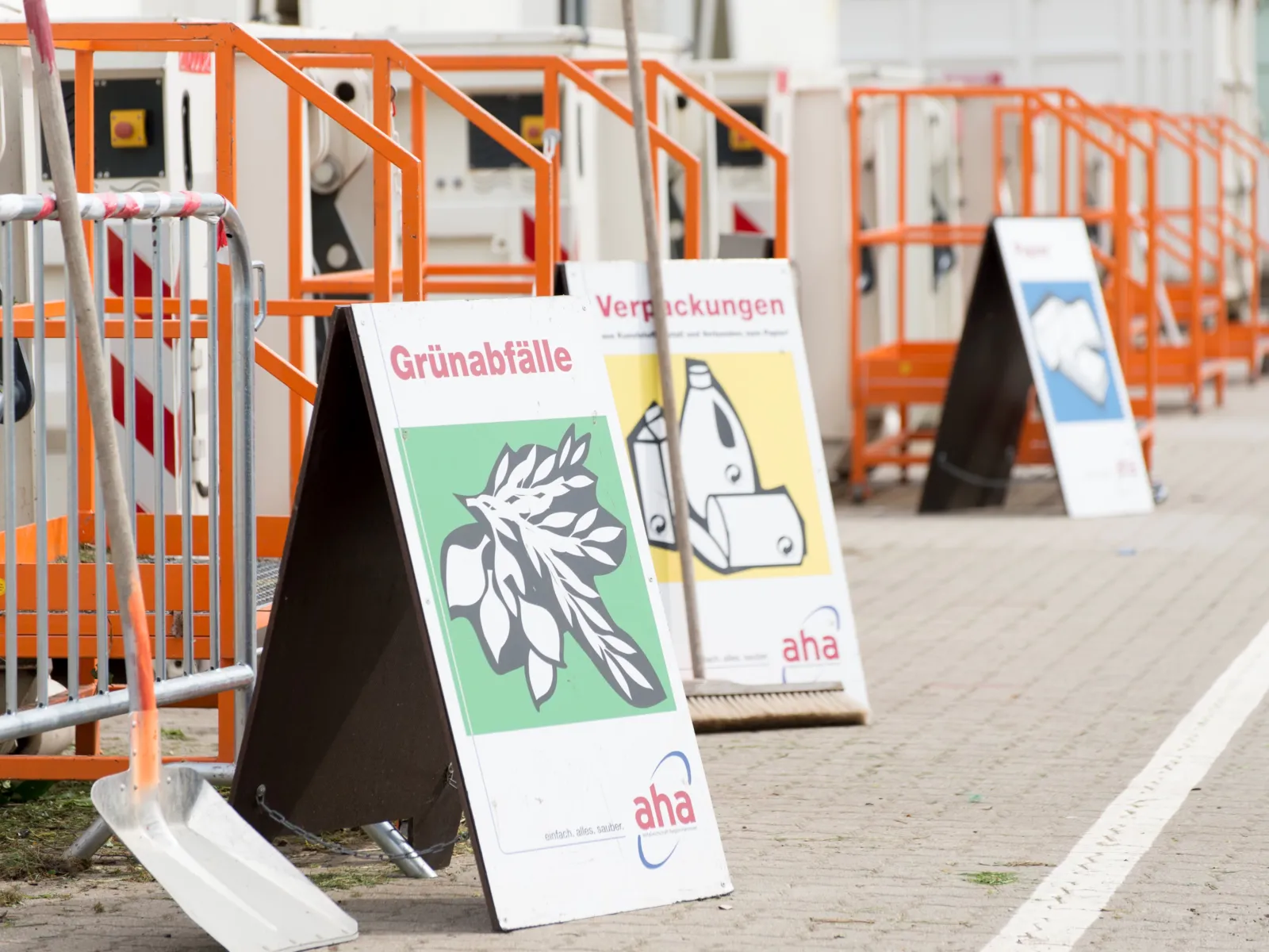Schilder auf einem Wertstoffhof