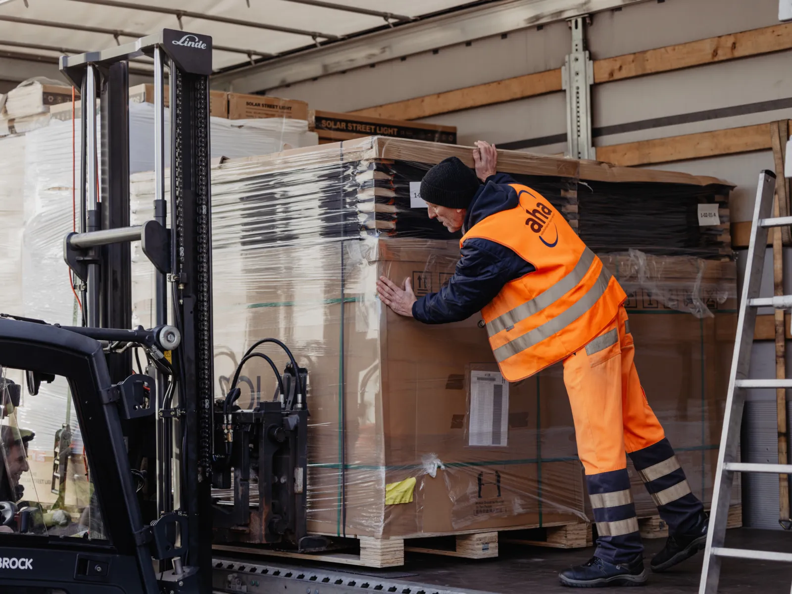 Solarmodule auf Paletten