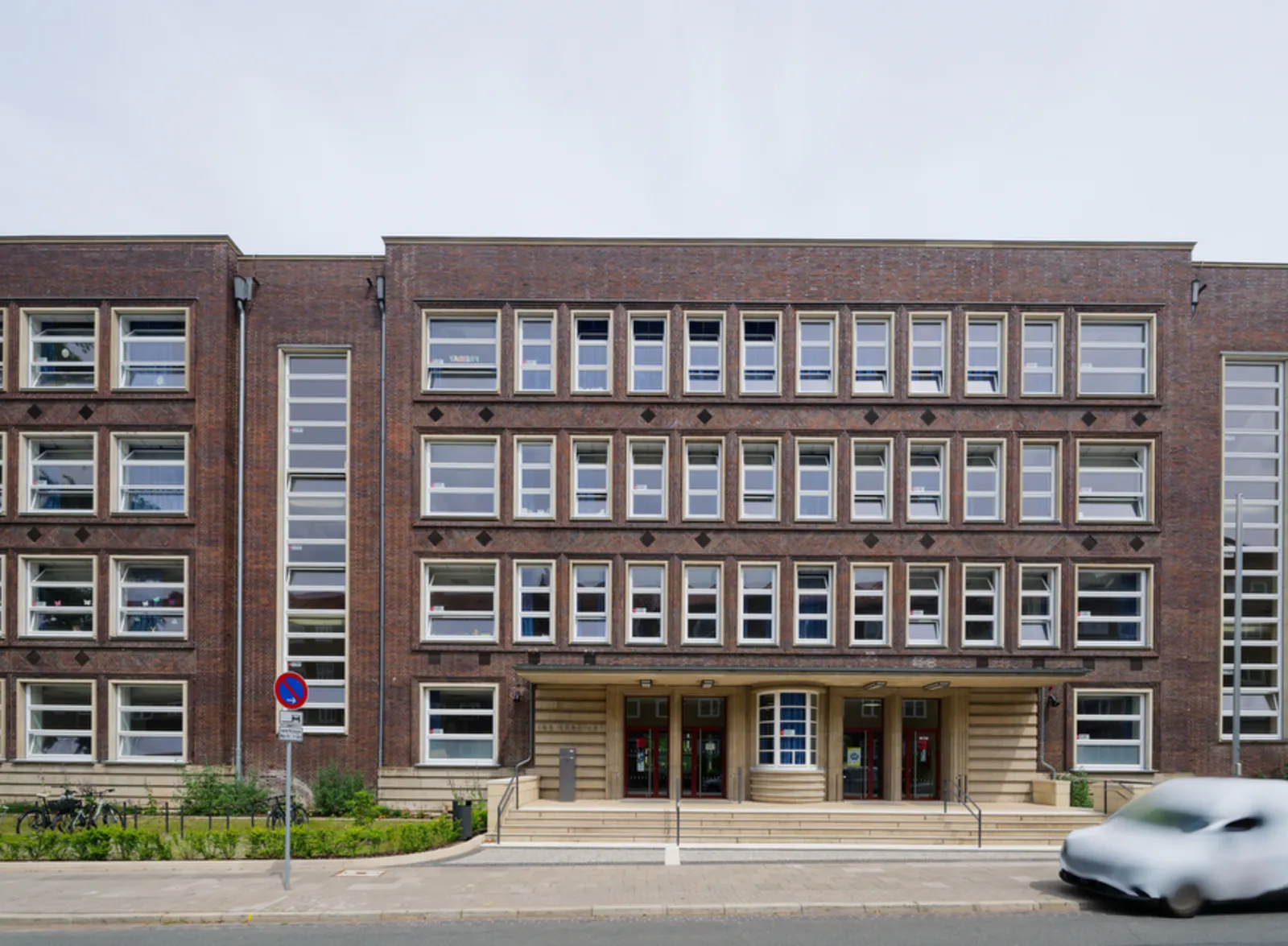 Foto der weiterführenden Schule IGS Südstadt, Haupteingang