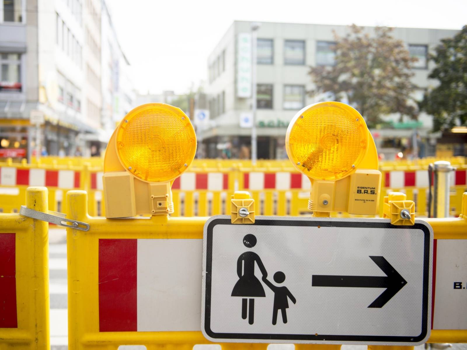 Absperrgitter an einer Baustelle in der Innenstadt Hannover zeigt die Umleitung des Fußweges