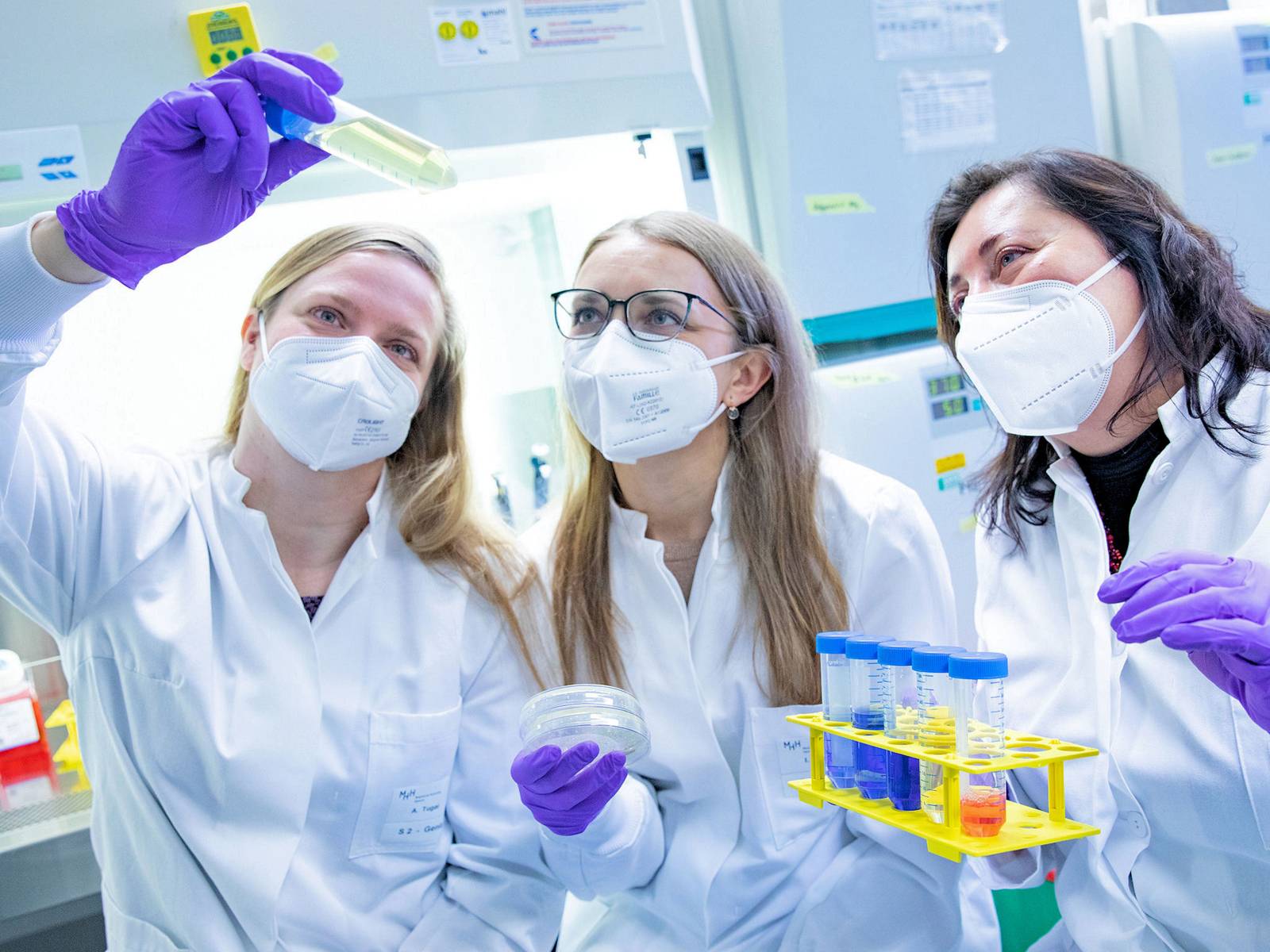 Drei Frauen mit Nasen-Mundschutz-Masken in einem Labor