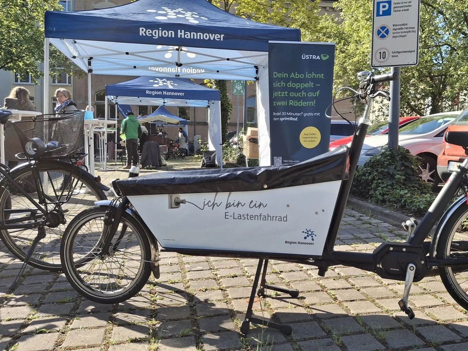 Lastenfahrrad auf einem Parkplatz