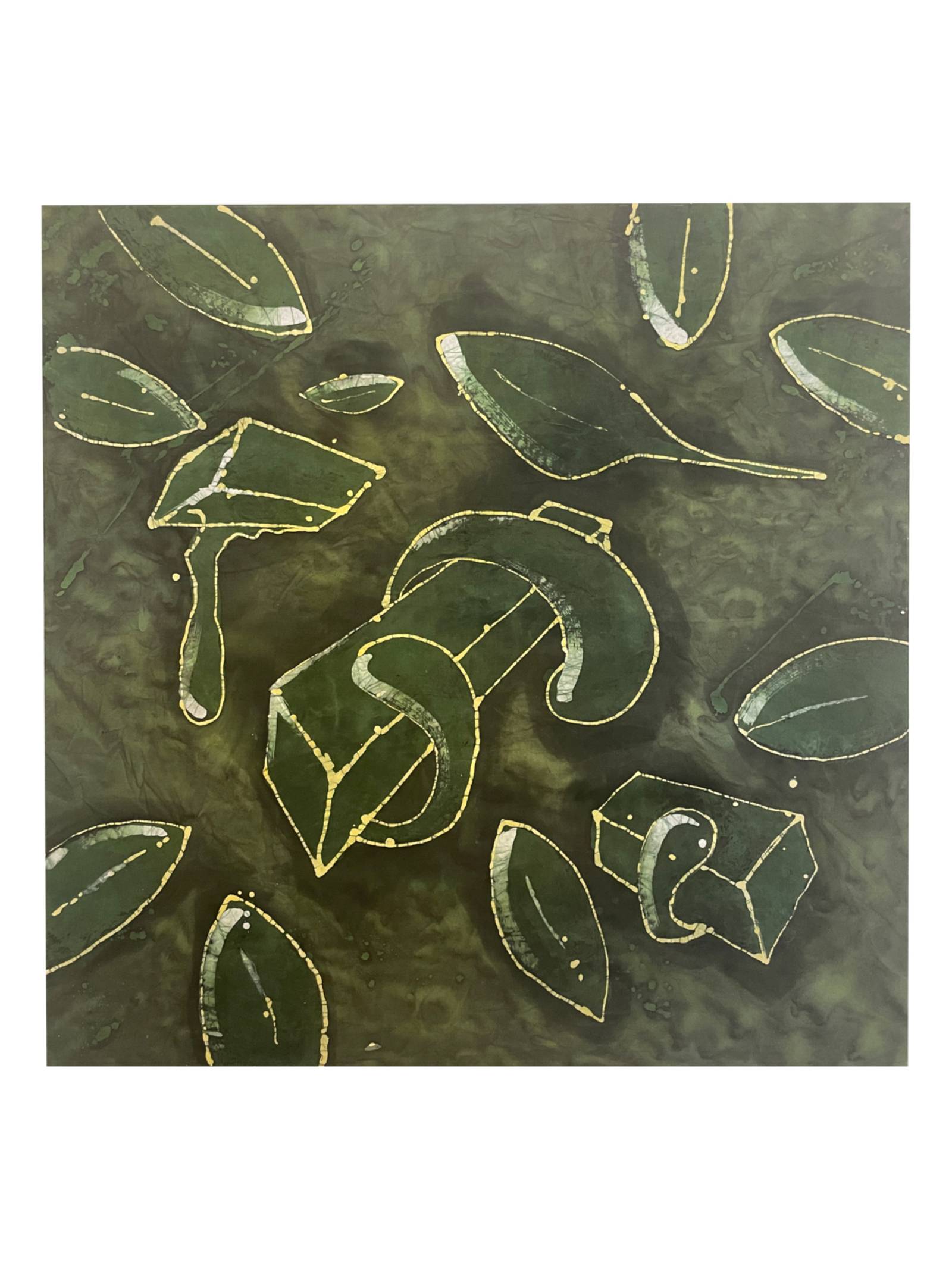 Zu sehen ist ein gebatiktes Bild auf einem Tuch von Andrej Wilhelms. Auf einem olive-gr&uuml;nen Untergrund heben sich  geometrische und organische helle Konturen ab.