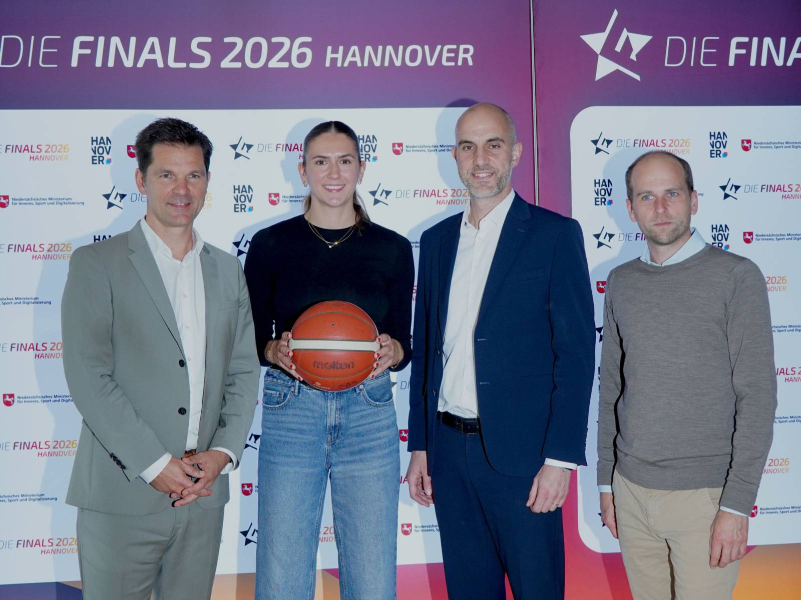 Teilnehmer*innen bei der Pressekonferenz am 11. September im Haus der Regionen, v.l.n.r.: Steffen Krach (Präsident der Region Hannover), Marie Reichert (TK Hannover, 3x3-Olympiasiegerin 2024), Belit Onay (Oberbürgermeister der Landeshauptstadt Hannover) und Raoul Roßmann (Sprecher der Geschäftsführung ROSSMANN).
