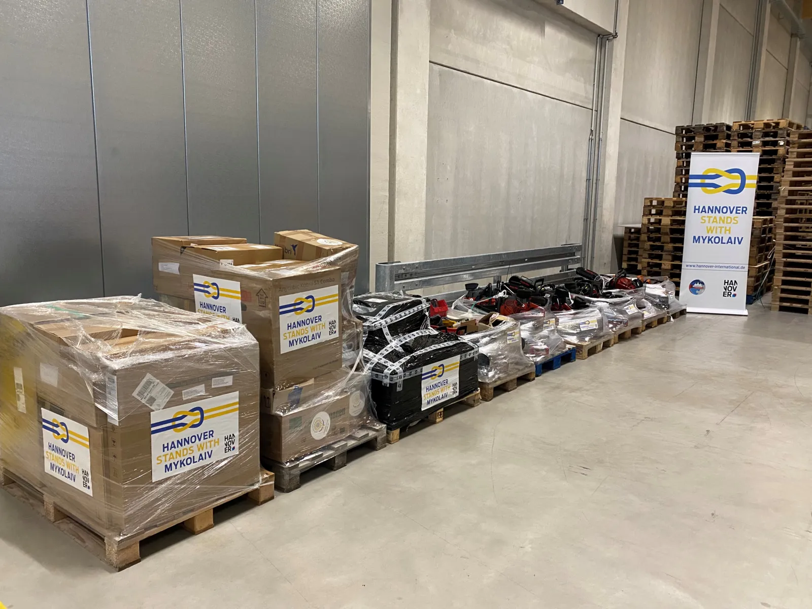 Das fertig verpackte Hilfsmaterial für Mykolajiw: Laptops, Tablets, Generatoren, Trennschleifer, Rettungssägen und Süßigkeiten für Kinder.