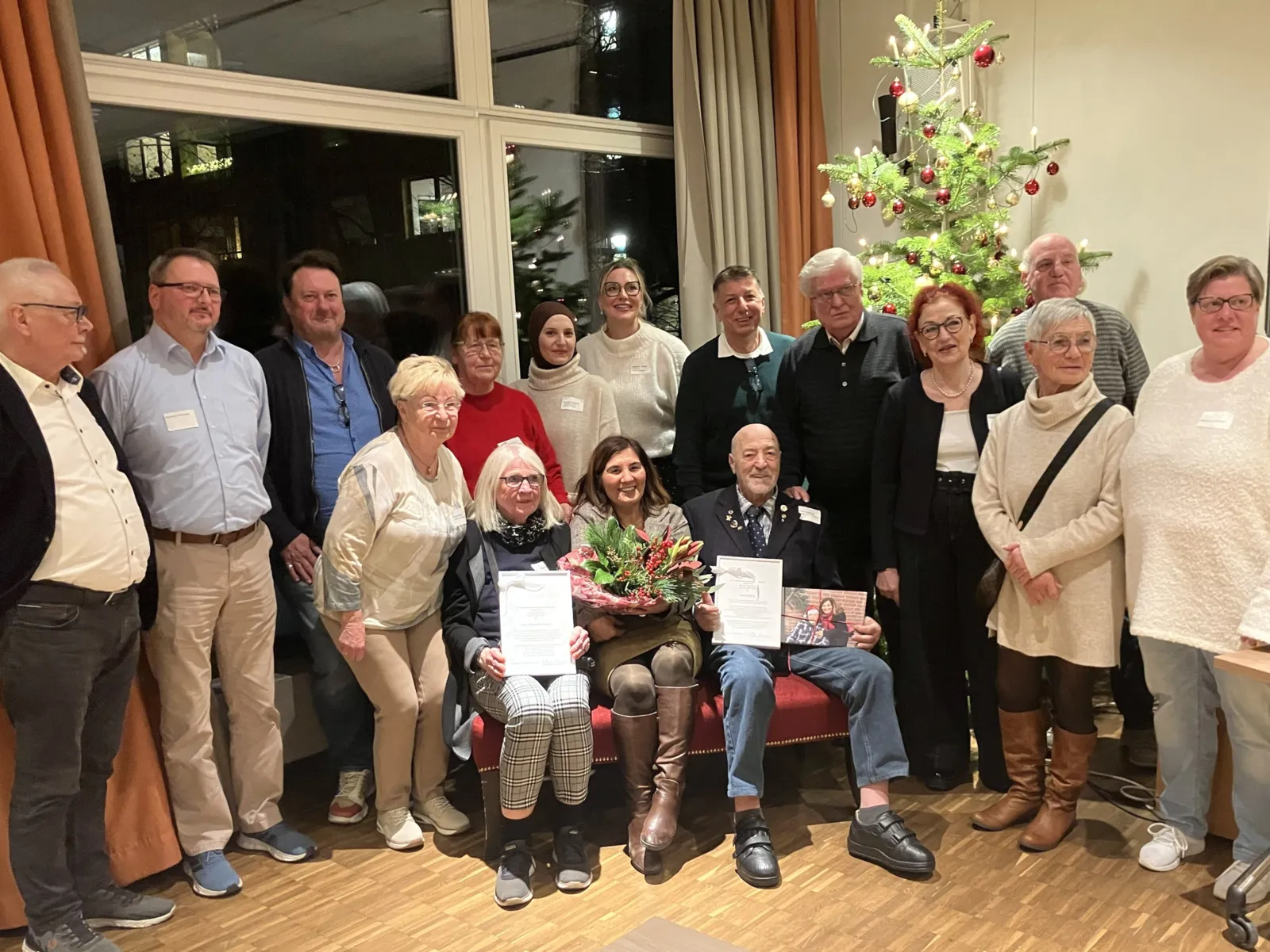 Die Preisträger*in mit Bezirksbürgermeisterin Belgin Zaman, Integrationsbeiratsvorsitzenden Johanna Starke und Yasmin Albasha und Integrationsbeiratsmitglied Petra Pfahl-Scholz nebst Gäst*innen der Preisträger*in