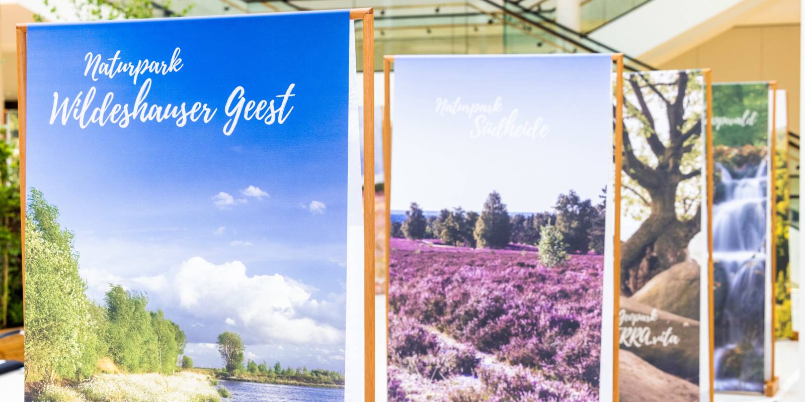Aufsteller mit Bildern verschiedener Naturparke in Niedersachsen stehen versetzt hintereinander.