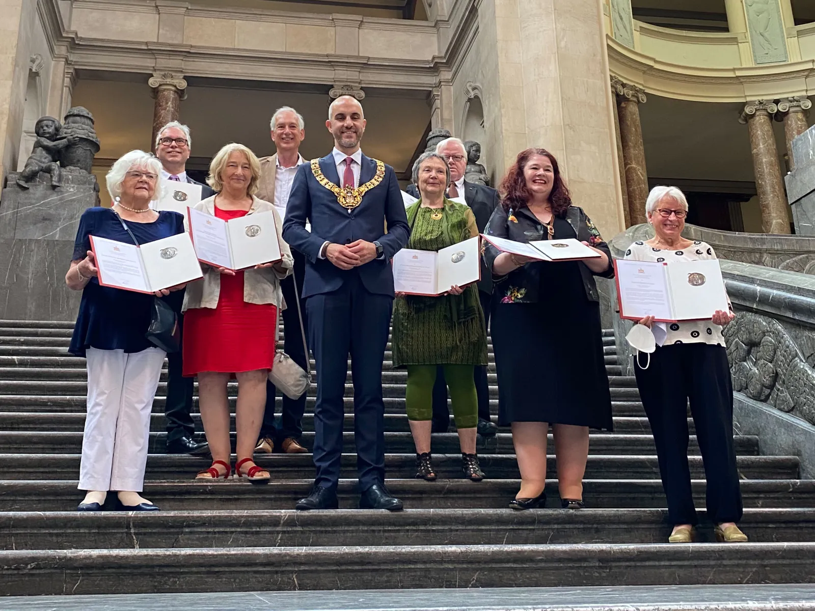 Acht hannoversche Städtepartnerschaftsvereine und -organisationen erhalten 2022 die Plakette für Verdienste um die Landeshauptstadt Hannover (LHH).