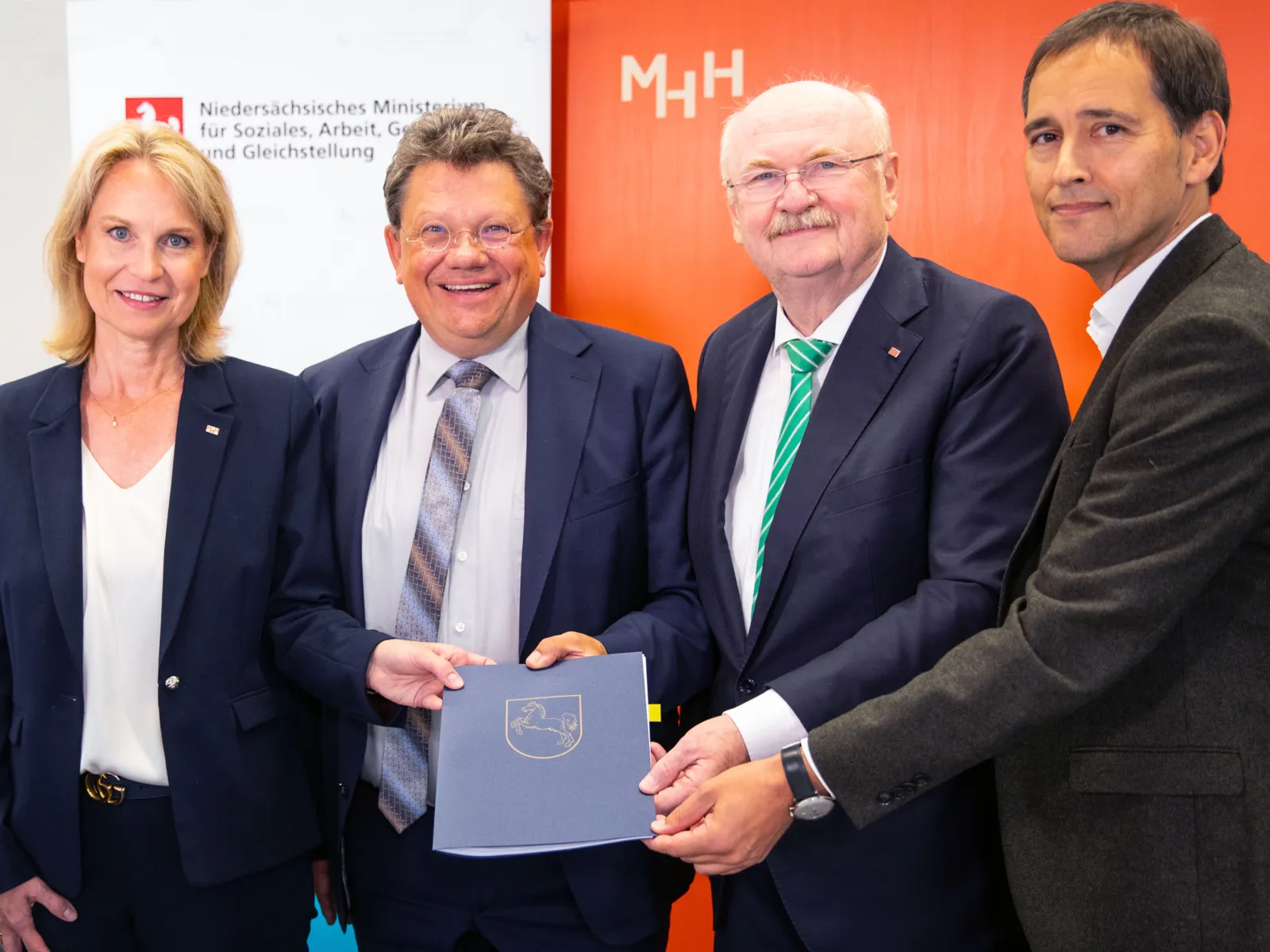 Professorin Dr. Anette S. Debertin, Leiterin des Netzwerks ProBeweis, Minister Andreas Philippi, MHH-Präsident Michael Manns und Hanno Kummer, Leiter des Verbandes der Ersatzkassen (vdek) in Niedersachsen (von links) bei der Vertragsunterzeichung.